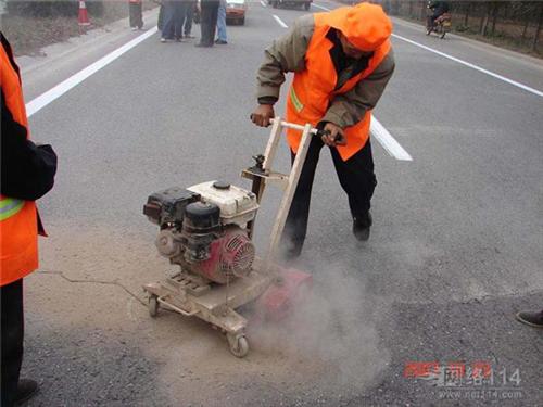 厦门路面工程中的关键工序 水泥混凝土路面切割开槽与切缝技术解析
